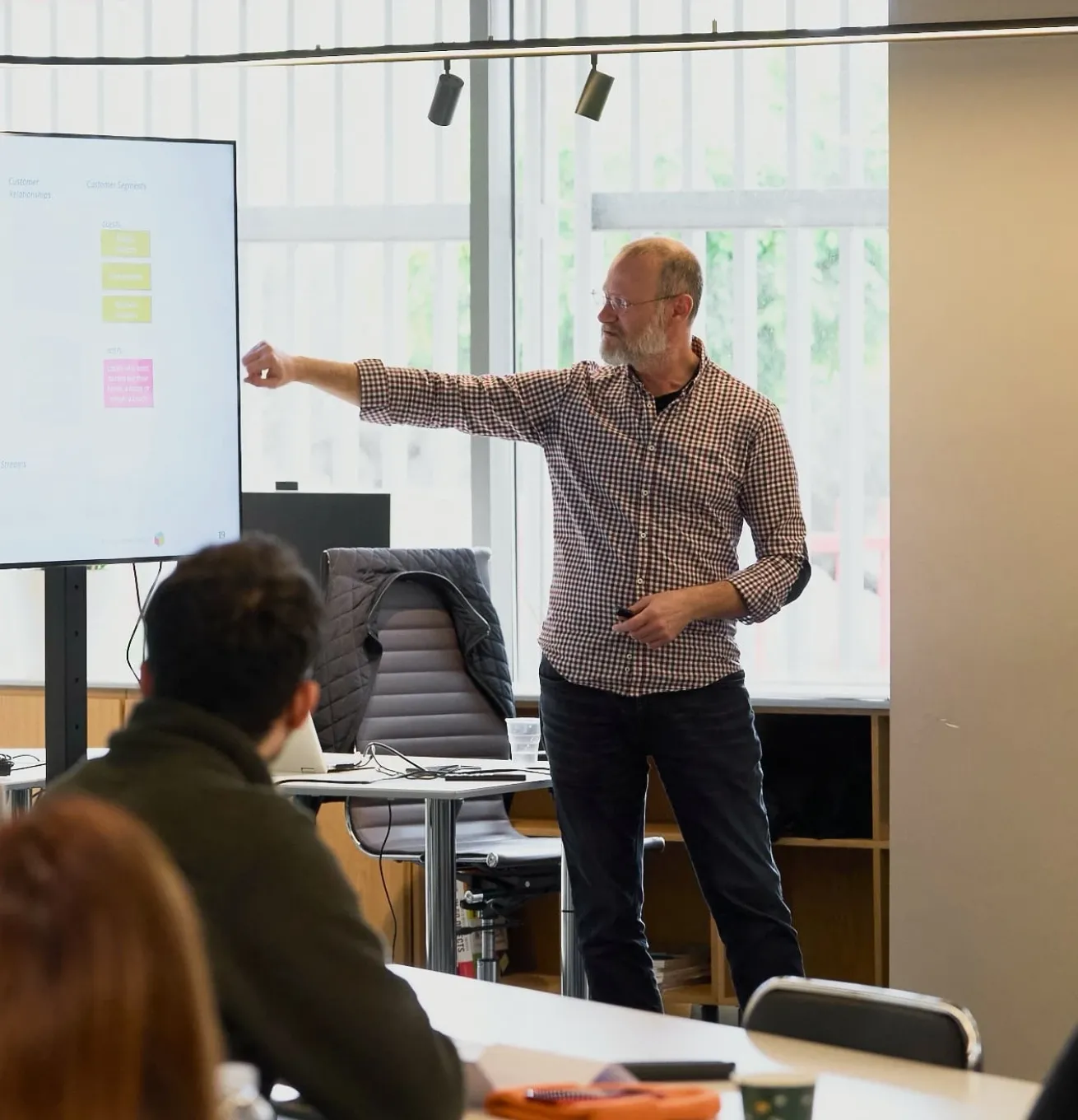 Nikolaos Tsoniotis training young startuppers.